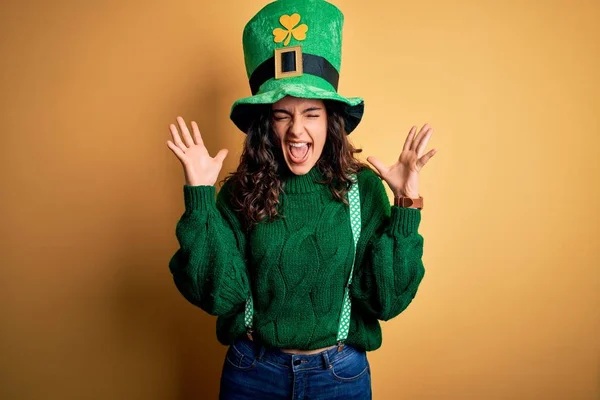 Όμορφη Σγουρά Μαλλιά Γυναίκα Φορώντας Πράσινο Καπέλο Τριφύλλι Γιορτάζει Αγίου — Φωτογραφία Αρχείου