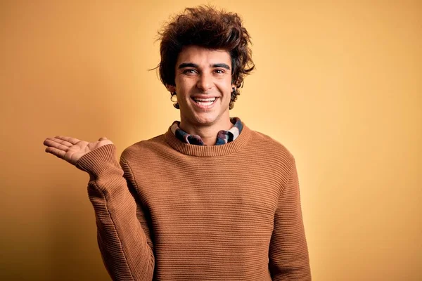 Jonge Knappe Man Met Casual Shirt Trui Geïsoleerde Gele Achtergrond — Stockfoto