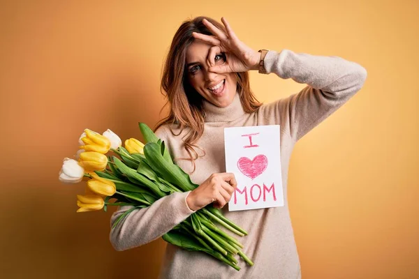Mooi Brunette Vrouw Holding Liefde Mam Bericht Tulpen Vieren Moeders — Stockfoto