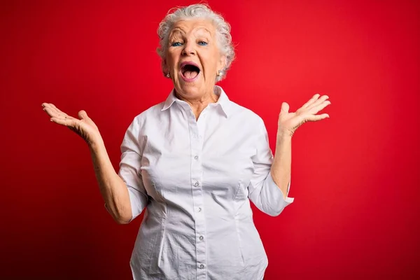 Seniorin Schöne Frau Elegantem Hemd Steht Über Isolierten Roten Hintergrund — Stockfoto