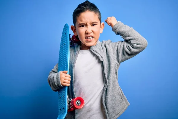 Jeune Garçon Enfant Skateboarder Tenant Skateboard Moderne Sur Fond Bleu — Photo