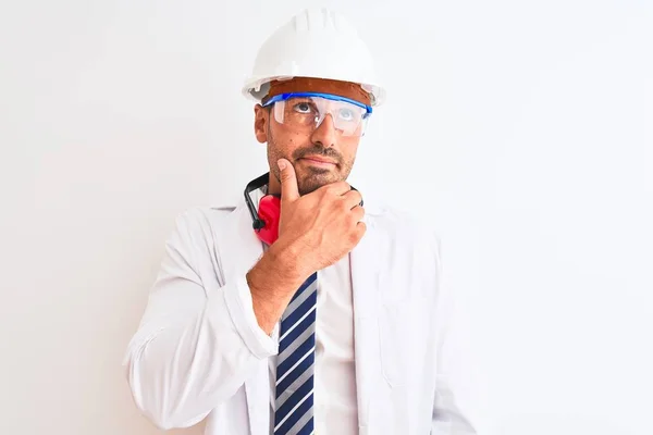 Jeune Homme Chimiste Portant Casque Sécurité Écouteurs Sur Fond Isolé — Photo