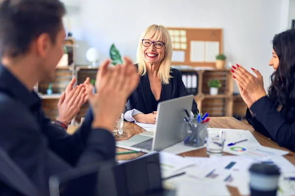 Gruppo Imprenditori Sorridenti Felici Fiduciosi Lavorare Insieme Con Sorriso Sul — Foto Stock