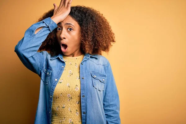 Mujer Afroamericana Joven Con Pelo Afro Usando Camisa Vaquera Casual —  Fotos de Stock