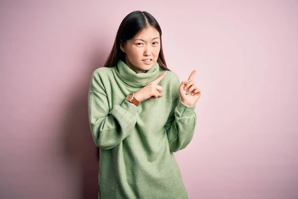 Jovem Bela Mulher Asiática Vestindo Camisola Inverno Verde Sobre Rosa — Fotografia de Stock