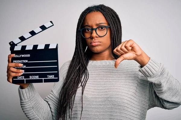 Genç Afrikalı Amerikalı Yönetmen Kız Izole Edilmiş Arka Planda Bir — Stok fotoğraf