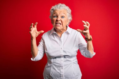 Zarif bir gömlek giyen son sınıf güzeli kırmızı arka planda dikilmiş öfkeyle haykırıyor, elleri boğmaya çalışıyor, deli gibi bağırıyor.