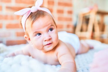 Evdeki battaniyenin üzerine uzanmış sevimli bir bebek. Yeni doğmuş bebek rahatlıyor ve dinleniyor.