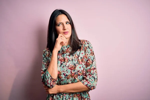 Jonge Brunette Vrouw Met Blauwe Ogen Dragen Van Bloemen Kleurrijke — Stockfoto