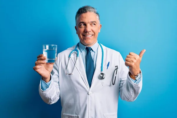 Medioevo Bello Dai Capelli Grigi Medico Uomo Bere Bicchiere Acqua — Foto Stock