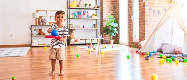 Bellissimo Bambino Ragazzo Che Gioca Tennis Con Racchetta Rossa Palla — Foto Stock