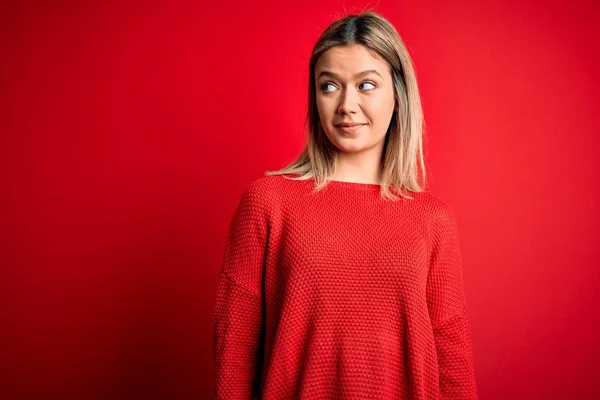 Jovem Bela Mulher Loira Vestindo Camisola Casual Sobre Vermelho Isolado — Fotografia de Stock