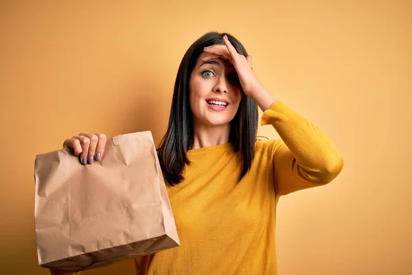 Jonge Brunette Vrouw Met Blauwe Ogen Houden Levering Papieren Zak — Stockfoto