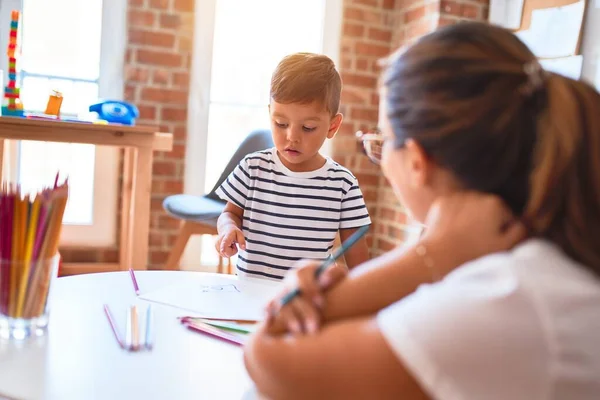 Mooie Leraar Peuter Jongen Tekening Tekenen Met Behulp Van Gekleurde — Stockfoto