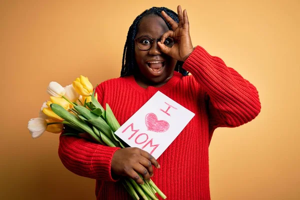 Taille Femme Afro Américaine Tenant Amour Message Maman Tulipes Sur — Photo