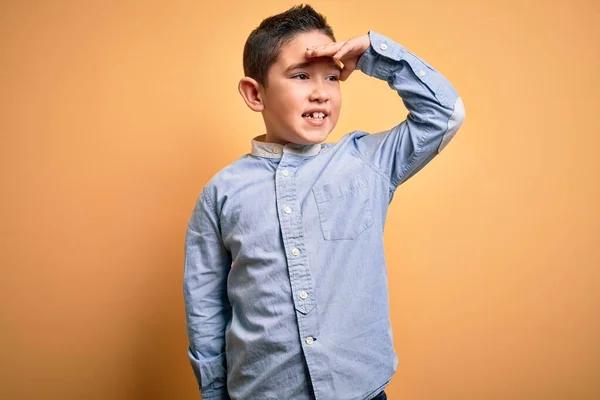 Ragazzino Che Indossa Camicia Elegante Piedi Sfondo Giallo Isolato Molto — Foto Stock