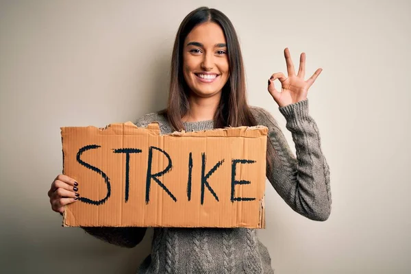 Jovem Bela Ativista Morena Protestando Segurando Cartaz Com Mensagem Greve — Fotografia de Stock