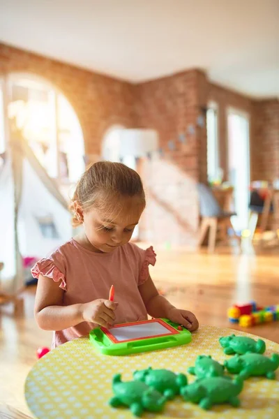 Schöne Blonde Kleinkind Mädchen Zeichnen Mit Digitaler Tafel Kindergarten — Stockfoto