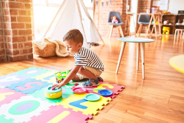 Bellissimo Bambino Seduto Sul Puzzle Giocare Pasti Con Piatti Plastica — Foto Stock