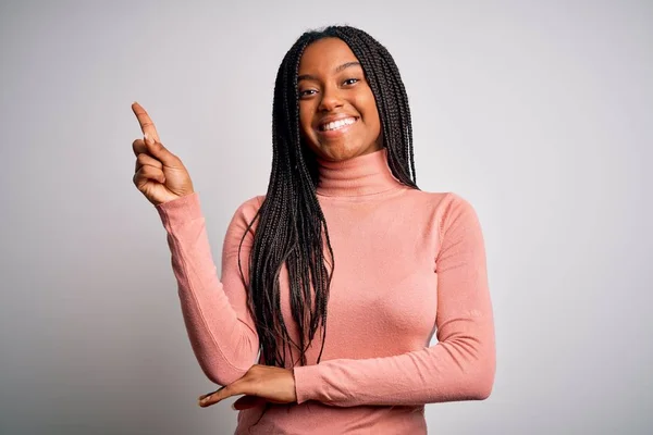 Junge Afrikanisch Amerikanische Frau Steht Lässig Und Cool Vor Weißem — Stockfoto