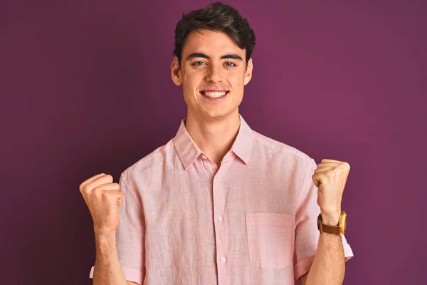 Menino Adolescente Vestindo Camisa Rosa Sobre Fundo Isolado Roxo Comemorando — Fotografia de Stock