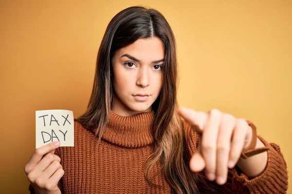 Νεαρό Όμορφο Κορίτσι Κρατώντας Χαρτί Υπενθύμισης Φορολογική Ημέρα Μήνυμα Πάνω — Φωτογραφία Αρχείου