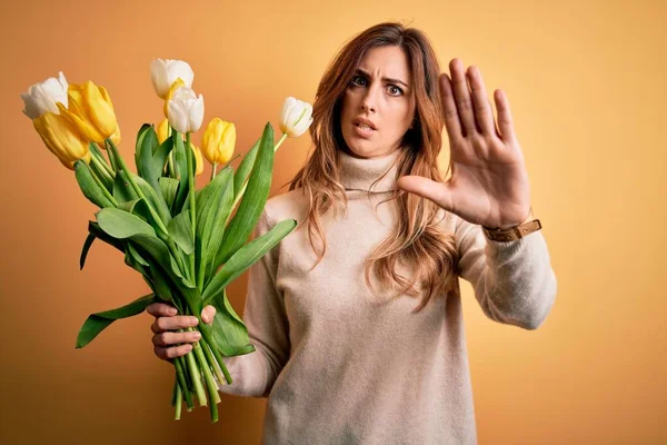 Giovane Bella Donna Bruna Che Tiene Bouquet Tulipani Gialli Sfondo — Foto Stock