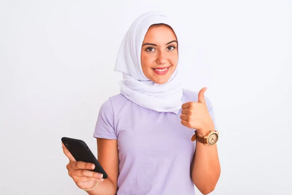 Молода Красива Арабська Дівчина Хіджабі Використовує Смартфон Над Ізольованим Білим — стокове фото