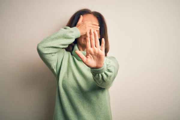 Mulher Bonita Meia Idade Vestindo Camisola Gola Alta Casual Sobre — Fotografia de Stock