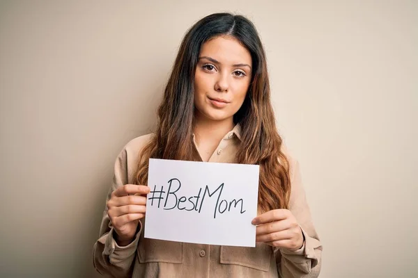 Jovem Bela Mulher Segurando Papel Com Melhor Mensagem Mãe Celebrando — Fotografia de Stock