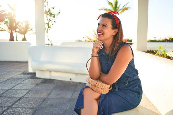 Junge Schöne Frau Lächelt Glücklich Auf Einer Bank Von Puerto — Stockfoto