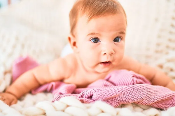Bebê Adorável Deitado Sobre Cobertor Sofá Casa Recém Nascido Relaxante — Fotografia de Stock