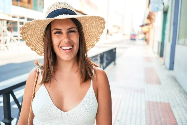 Joven Hermosa Mujer Sonriendo Feliz Caminando Por Las Calles Ciudad —  Fotos de Stock