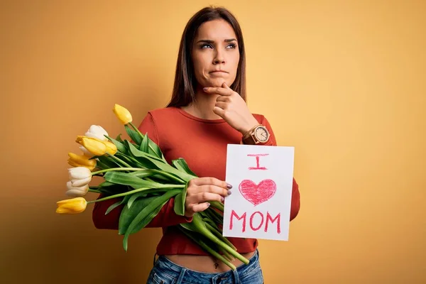 Mooie Vrouw Vieren Moeders Dag Met Liefde Moeder Boodschap Boeket — Stockfoto