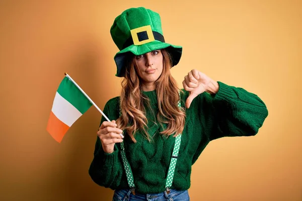 Красивая Патриотическая Женщина Зеленой Шляпе Ирландским Флагом Празднует День Святого — стоковое фото