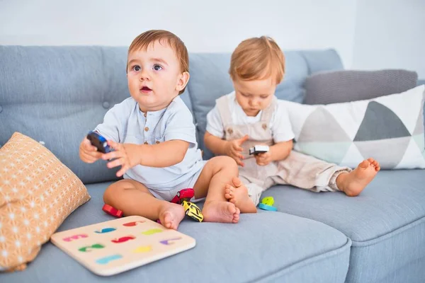Belas Crianças Sentadas Sofá Brincando Com Brinquedos Casa — Fotografia de Stock