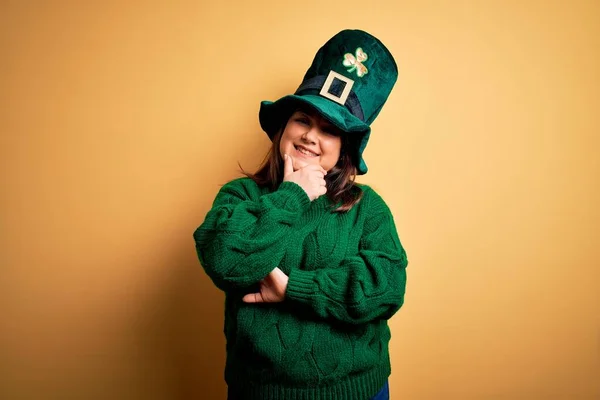 Jovem Mulher Bonita Size Usando Chapéu Verde Com Trevo Celebrando — Fotografia de Stock