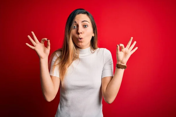 Schöne Blonde Frau Mit Blauen Augen Die Legeres Weißes Shirt — Stockfoto