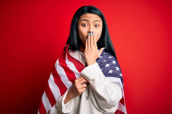 Ung Vacker Kinesisk Kvinna Bär Usa Flagga Över Isolerad Röd — Stockfoto