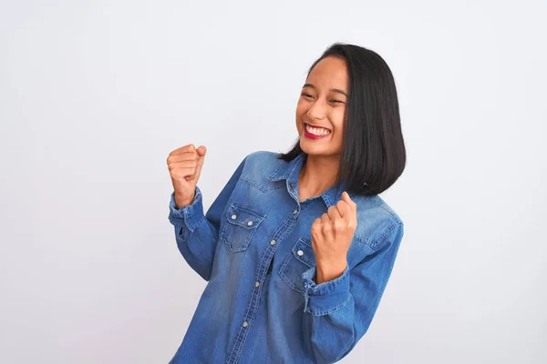 Молодая Красивая Китаянка Джинсовой Рубашке Стоящая Изолированном Белом Фоне Счастлива — стоковое фото