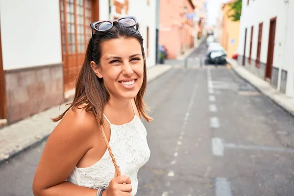 Νεαρή Όμορφη Γυναίκα Χαμογελά Ευτυχισμένη Περπατώντας Στους Δρόμους Της Πόλης — Φωτογραφία Αρχείου