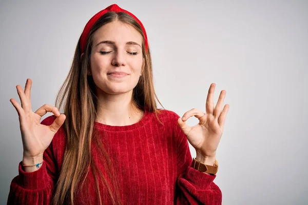 年轻美丽的红头发女人穿着红色的休闲衫 黄色背景上戴着头饰 闭上双眼微笑 用手指做冥想动作 瑜伽概念 — 图库照片