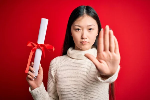 Giovane Studentessa Asiatica Possesso Diploma Laurea Sfondo Rosso Isolato Con — Foto Stock