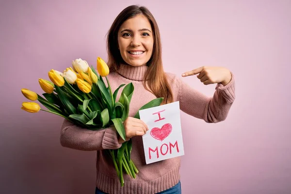 Hermosa Mujer Sosteniendo Papel Con Amor Mamá Mensaje Tulipanes Celebrando — Foto de Stock