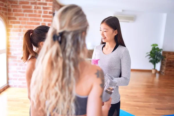 Junge Schöne Gruppe Von Sportlerinnen Die Glücklich Lächeln Nach Yoga — Stockfoto