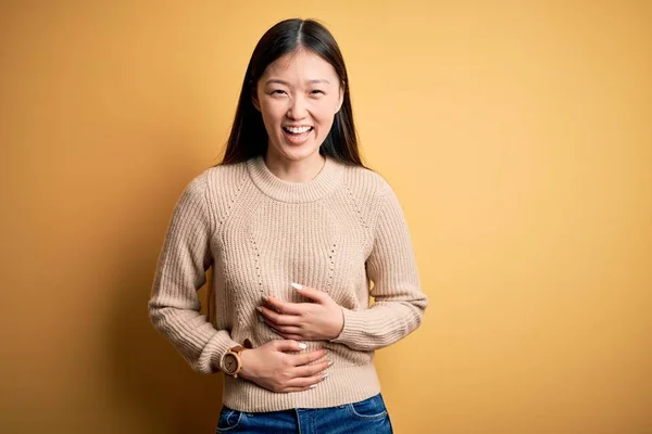 Jovem Bela Mulher Asiática Vestindo Camisola Casual Sobre Amarelo Isolado — Fotografia de Stock