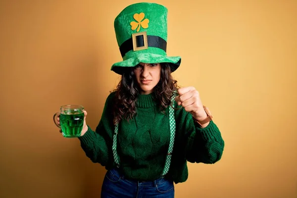 Mooie Krullend Haar Vrouw Dragen Hoed Drinken Pot Van Groene — Stockfoto