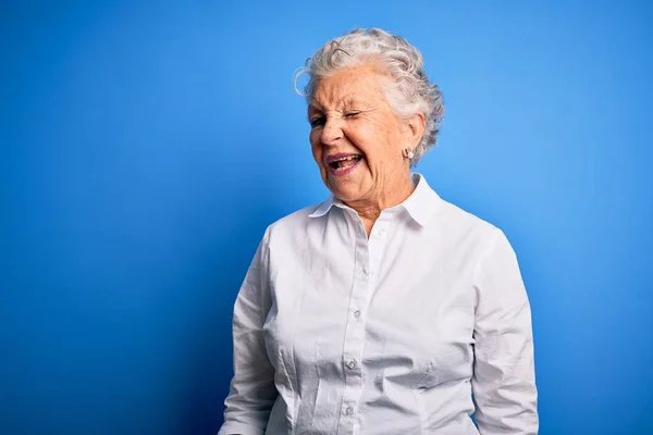 Seniorin Schöne Frau Elegantem Hemd Steht Vor Isoliertem Blauen Hintergrund — Stockfoto