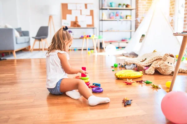 Genç Güzel Sarışın Kız Anaokulunda Oyuncaklarla Eğleniyor Gülümseyerek Evde Bütünleşme — Stok fotoğraf