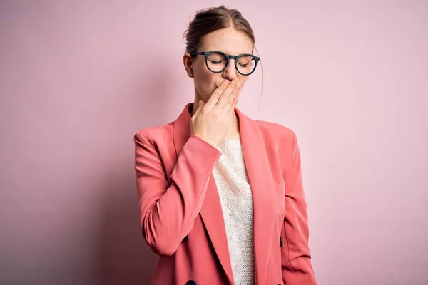 Young Beautiful Redhead Woman Wearing Jacket Glasses Isolated Pink Background — Stock Photo, Image